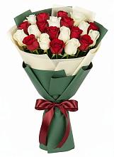 Букет Микс из красных и белых роз в Володарском