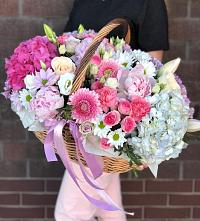 Композиция солнечный день в Володарском Цветочная композиция из Розы, Хризантемы, Пионы и Лизиантусы в корзине в Володарском