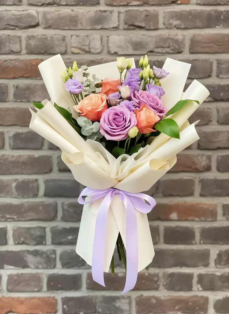 Букет цветов из: Лизиантусы и Розы в Володарском