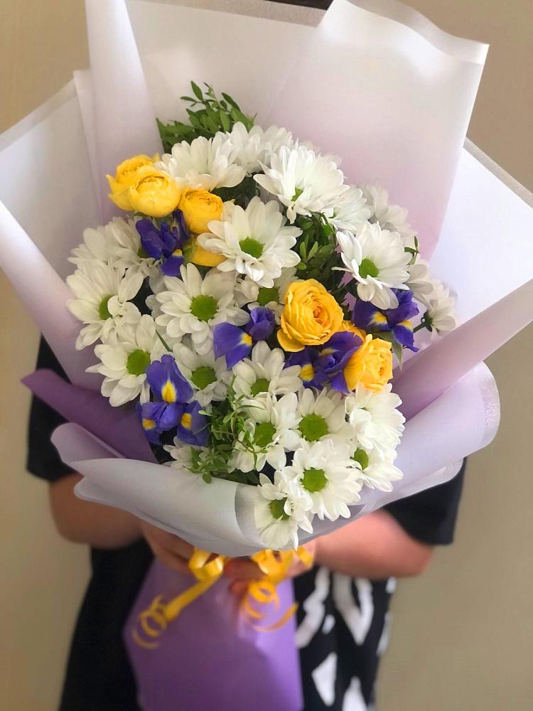 Букет цветов из: Ирисы, Хризантемы и Розы в Володарском
