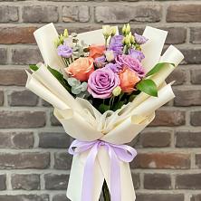 Букет цветов из:  Лизиантусы и Розы в Володарском