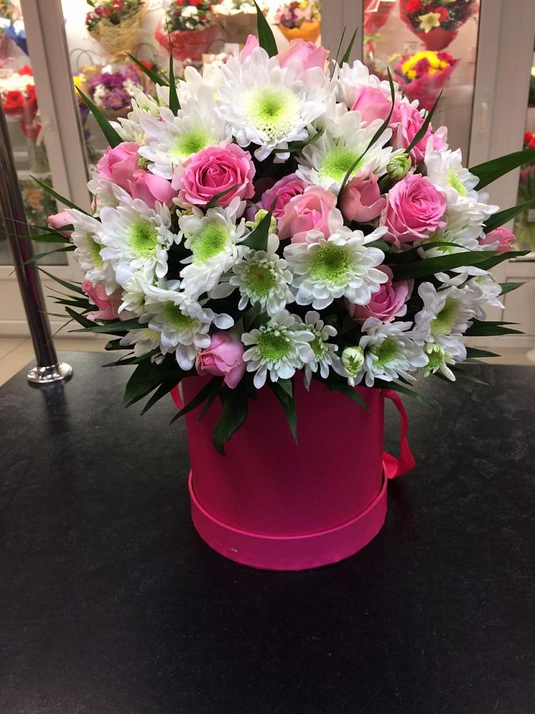 Цветочная композиция из Розы и Хризантемы в шляпной коробке в Володарском