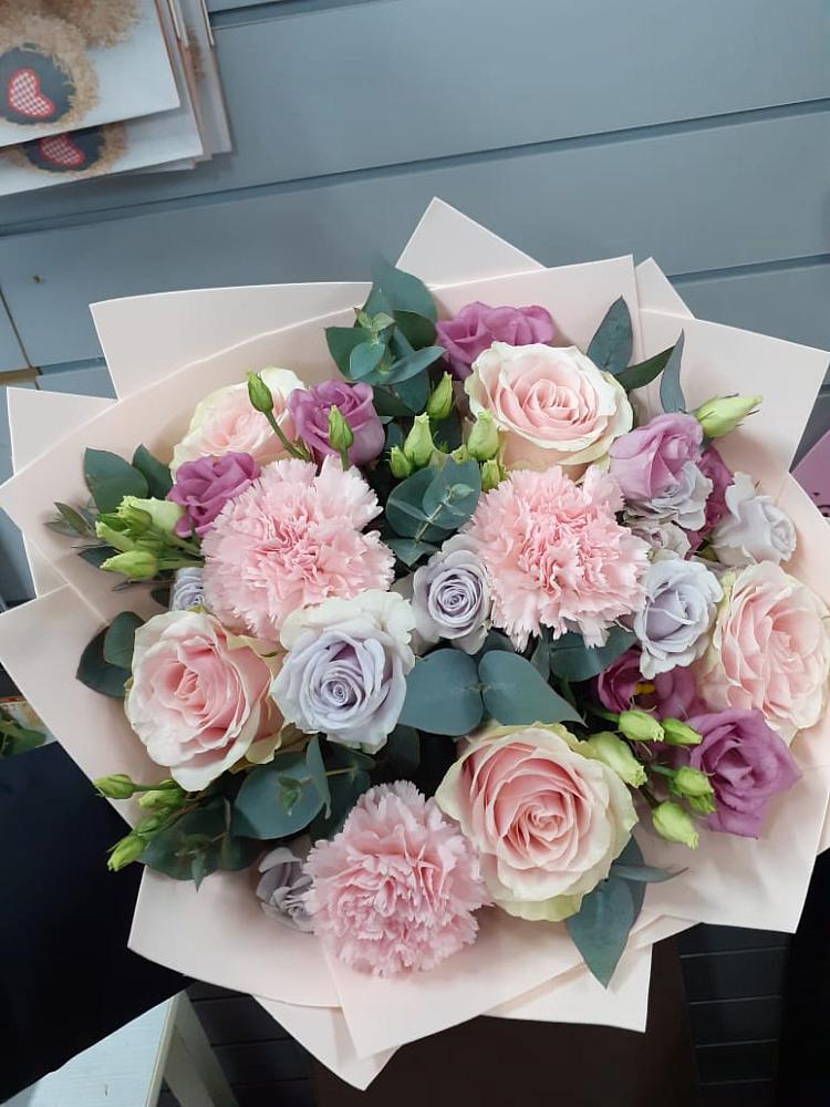 Букет цветов из: Розы, Гвоздики и Лизиантусы в Володарском