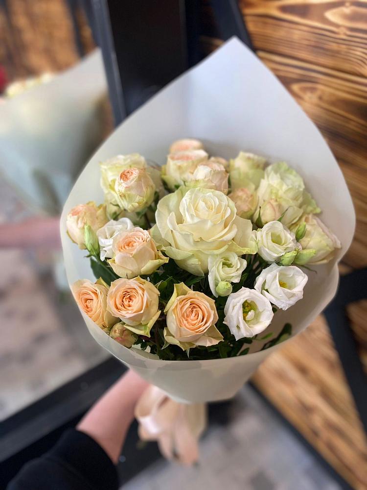 Букет цветов из: Розы и Лизиантусы в Володарском